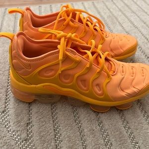 nike air vapor max plus in orange